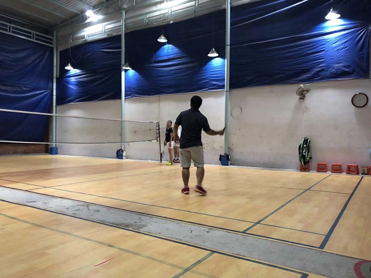 Sân Kim Cúc có quy mô nhỏ hơn nhưng giá cả phải chăng