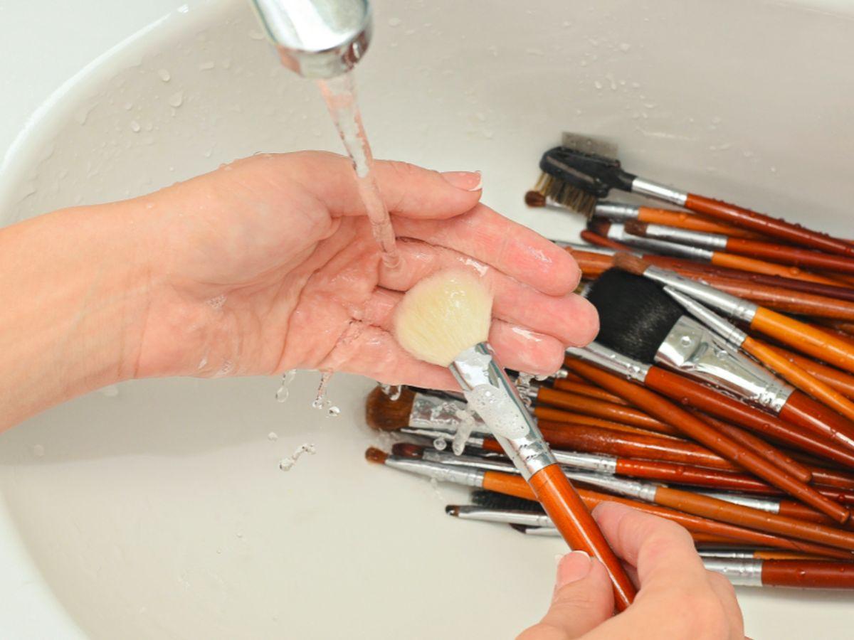 Vệ sinh dụng cụ trang điểm thường xuyên