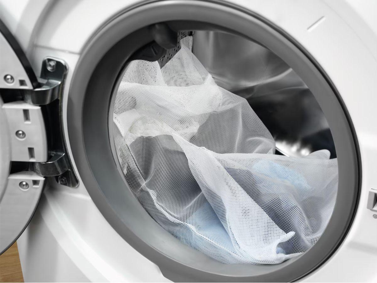 Nên cho vào túi giặt nếu giặt áo giữ nhiệt bằng máy