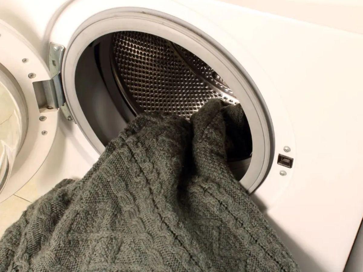 Nên giặt áo bằng tay, nếu giặt máy thì chọn chế độ giặt nhẹ