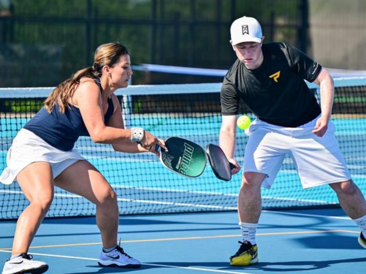 Khi bóng đang gần lưới sẽ là cơ hội để bạn thực hiện cú ATP trong Pickleball 