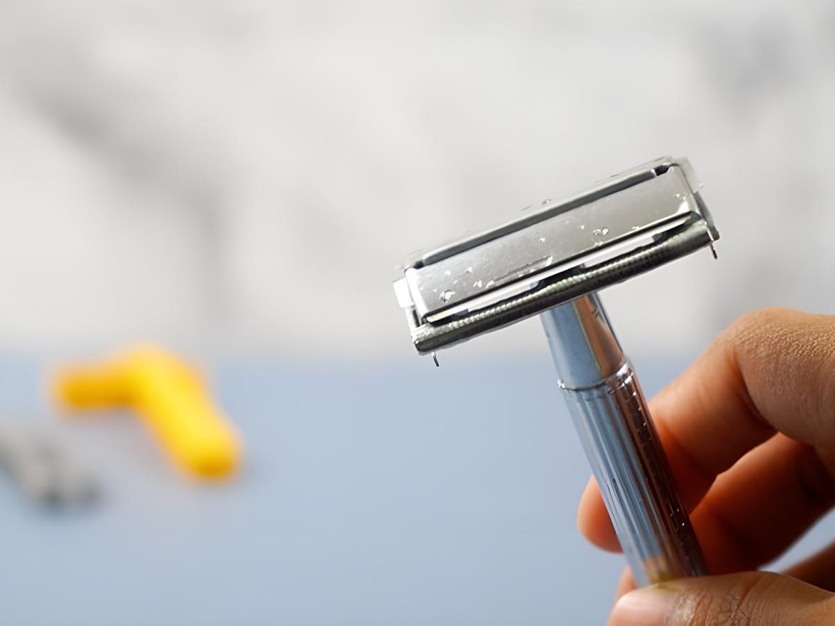 Tiếp theo h&atilde;y loại bỏ kỹ r&acirc;u thừa v&agrave; kem cạo