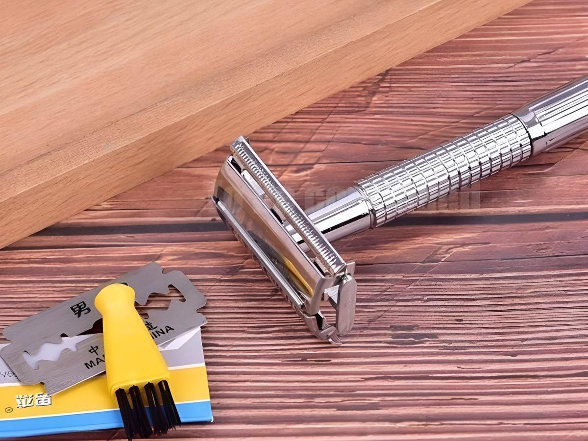 Khi lưỡi dao xuất hiện c&aacute;c dấu hiệu như gỉ s&eacute;t, mẻ cạnh hoặc bong tr&oacute;c dải b&ocirc;i trơn, đ&oacute; l&agrave; l&uacute;c bạn n&ecirc;n thay dao mới