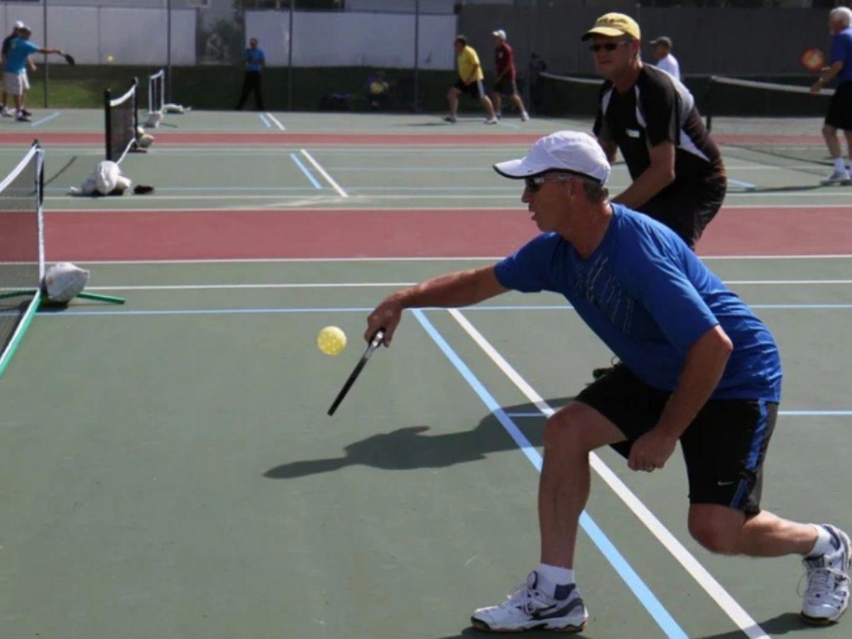 Bếp buộc người chơi phải lùi lại, tạo ra không gian và thời gian cho những pha bóng đa dạng hơn