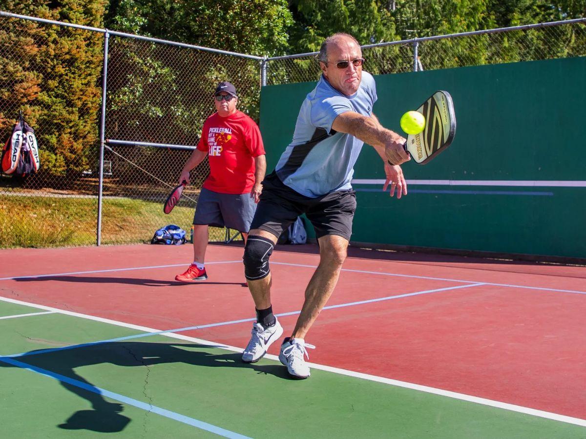 Vào bếp đánh bóng khi bóng nảy bên ngoài