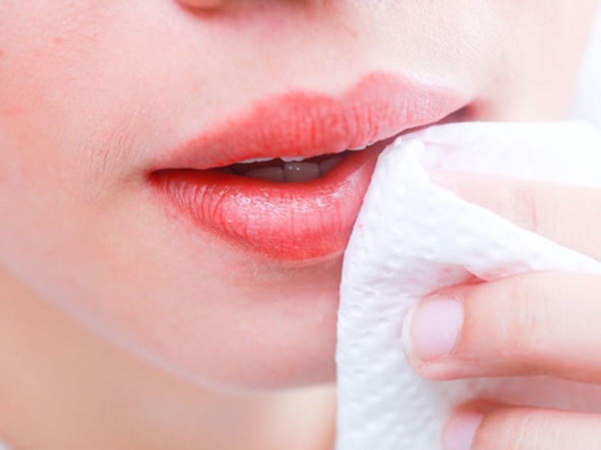Nếu không tẩy trang sạch, cặn son còn sót lại dễ gây khô môi, thâm môi