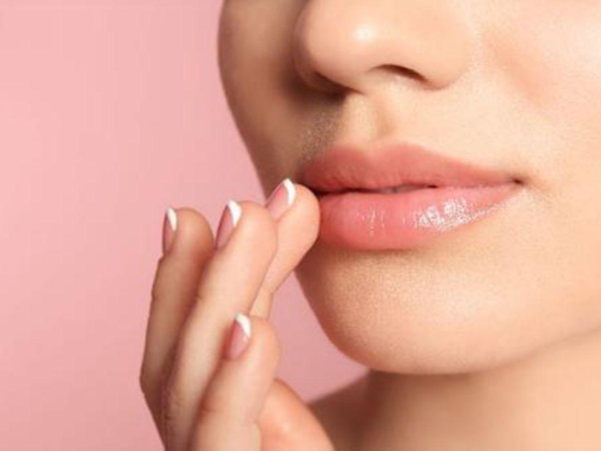 Dưỡng ẩm là bước không thể thiếu để môi mềm mại, giảm thiểu tình trạng khô căng