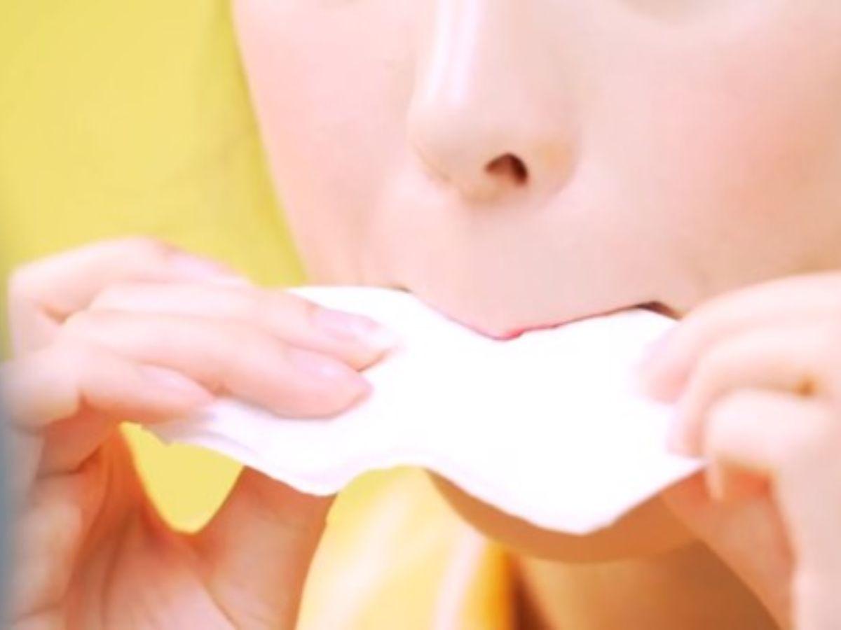 Bặm giấy giúp loại bỏ lớp son thừa và dầu thừa trên bề mặt