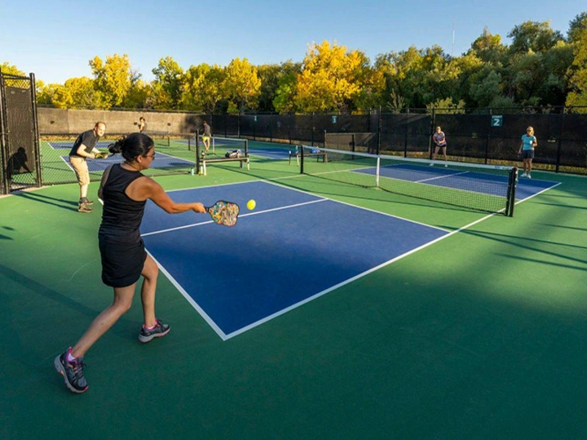 Nếu bạn chủ yếu chơi ngoài trời, hãy chọn bóng Outdoor