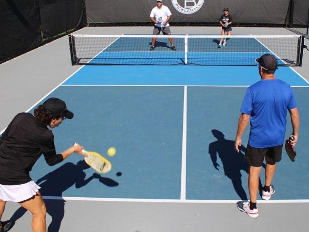 Volley' là một cú đánh được thực hiện khi người chơi đánh bóng trực tiếp trên không