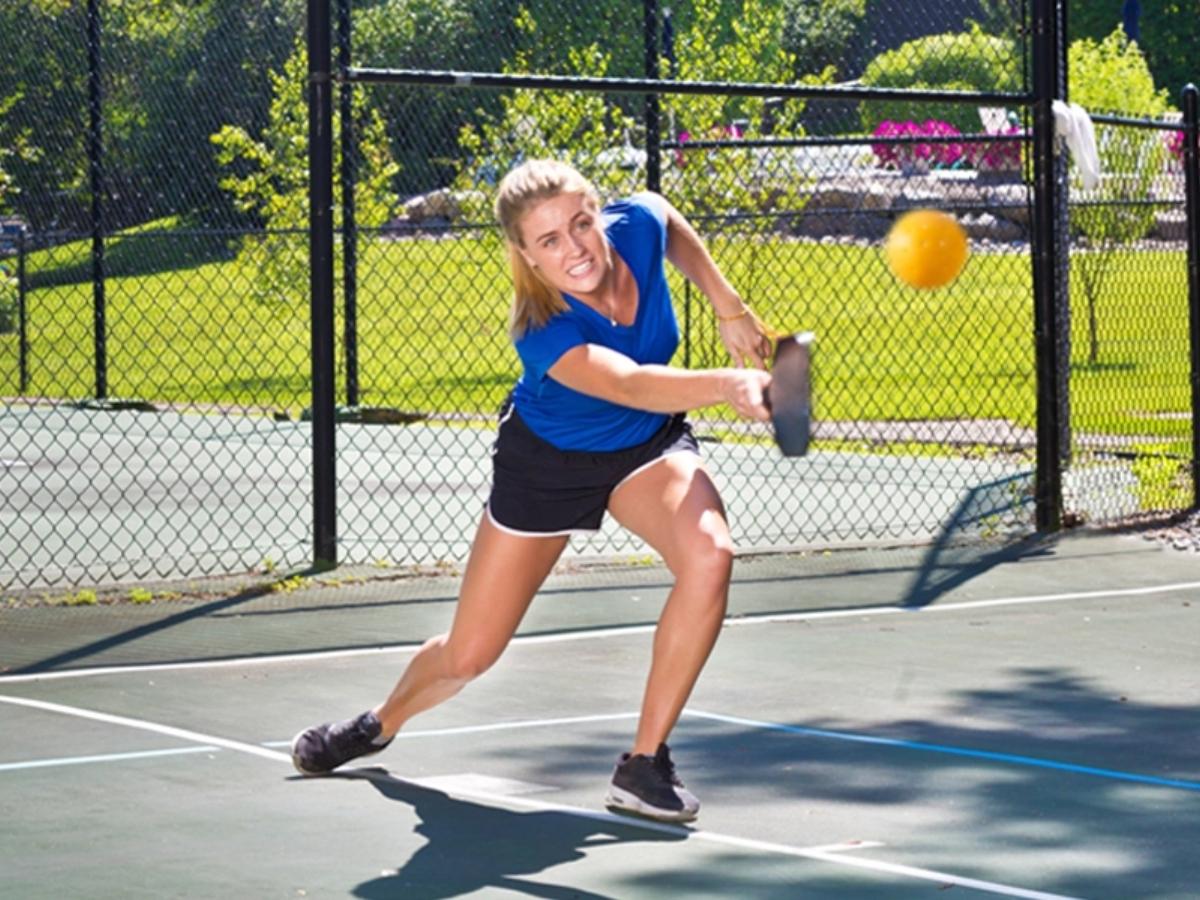 Người chơi Pickleball thực hiện cú Smash uy lực