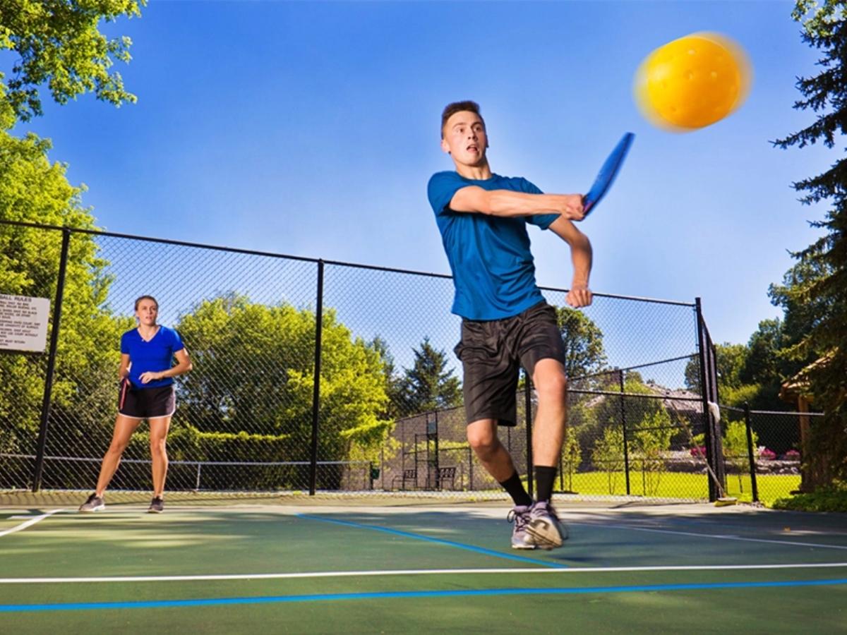 'Side-Out' xảy ra khi đội đang giao bóng phạm phải một lỗi theo luật Pickleball