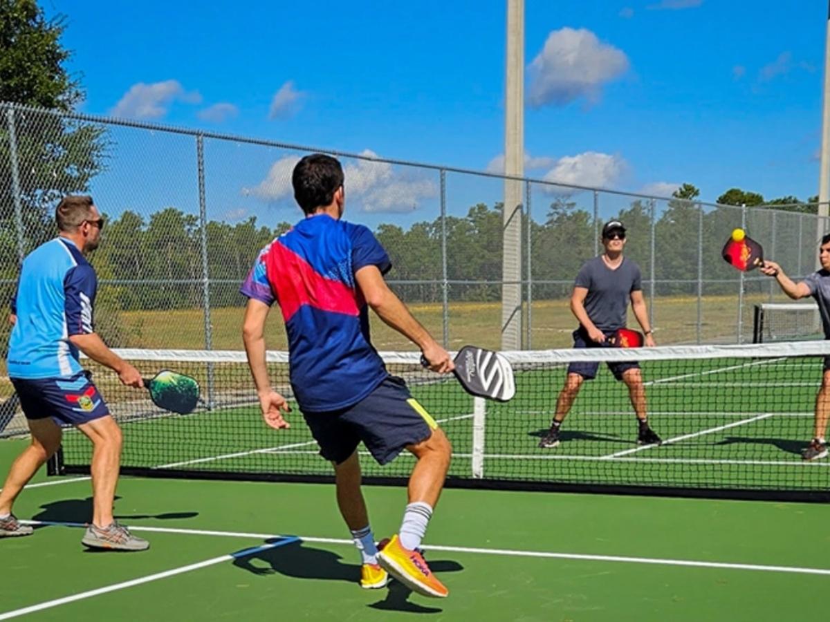 Một 'Game' kết thúc ngay lập tức khi một đội đạt đủ điểm số yêu cầu và dẫn trước 2 điểm
