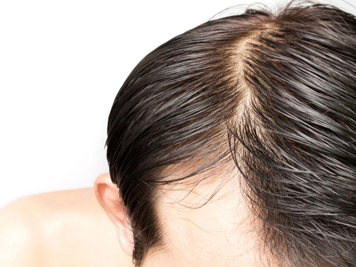 Sử dụng dầu gội làm sạch sâu để hạn chế tình trạng tóc bết