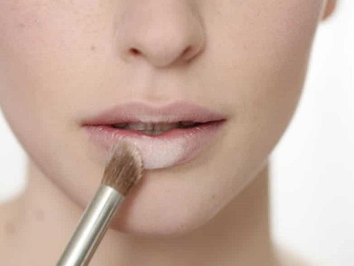 Để son bóng lên màu đẹp trên nền môi thâm, bước đầu tiên là trung hòa màu sắc môi