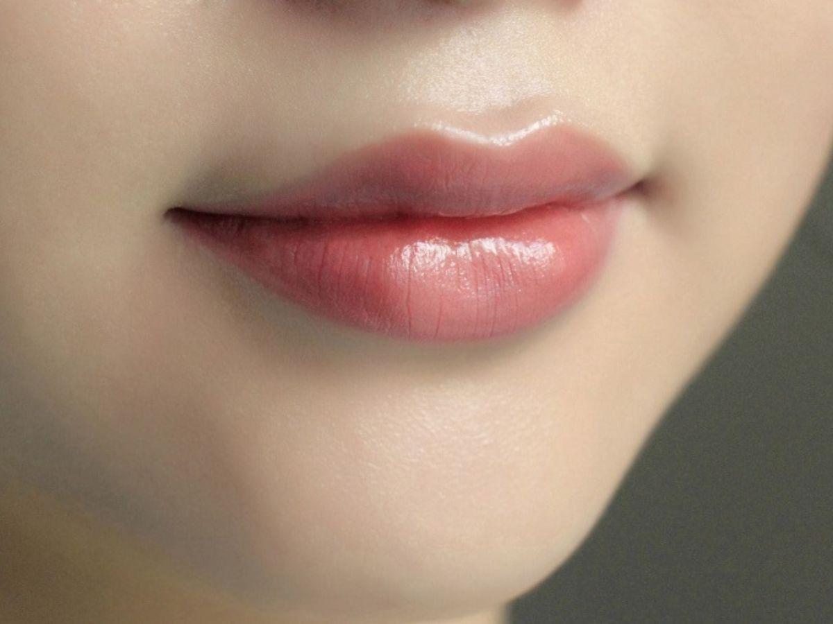 Một đôi môi đủ ẩm, mềm mại sẽ giúp son bóng lên màu đều
