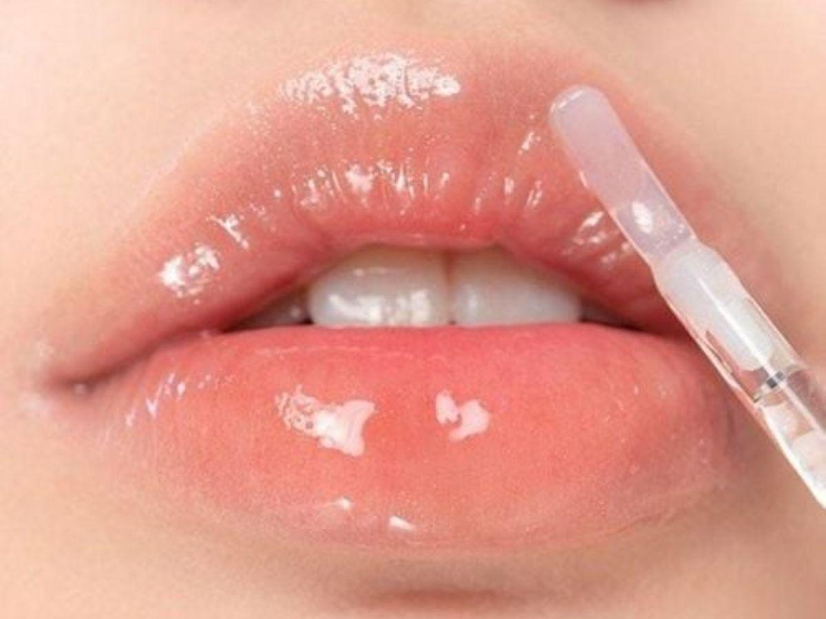 Hãy lấy một lượng son bóng vừa đủ, đừng lấy quá nhiều kẻo gây bết dính