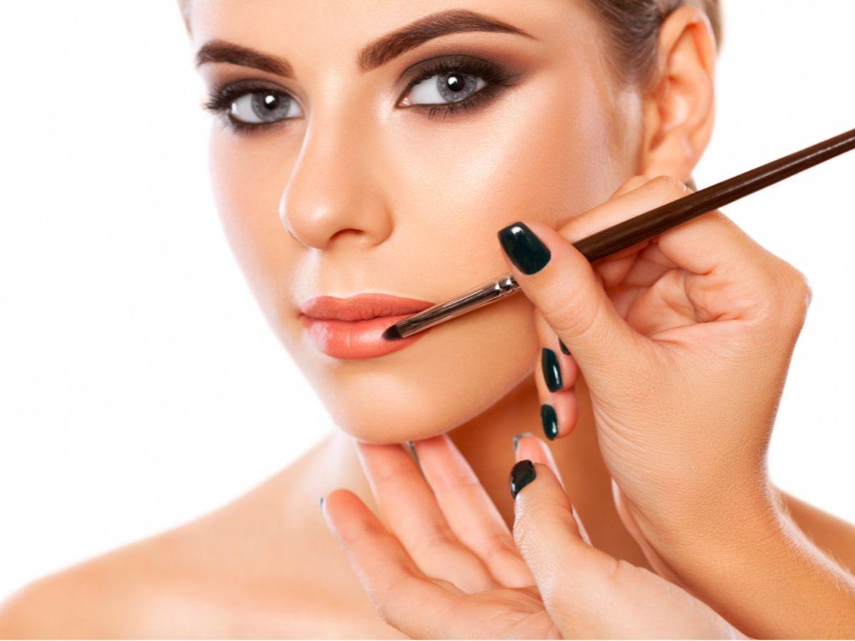 Lớp son nền mỏng nhẹ giúp son bóng giữ được lâu hơn trên môi