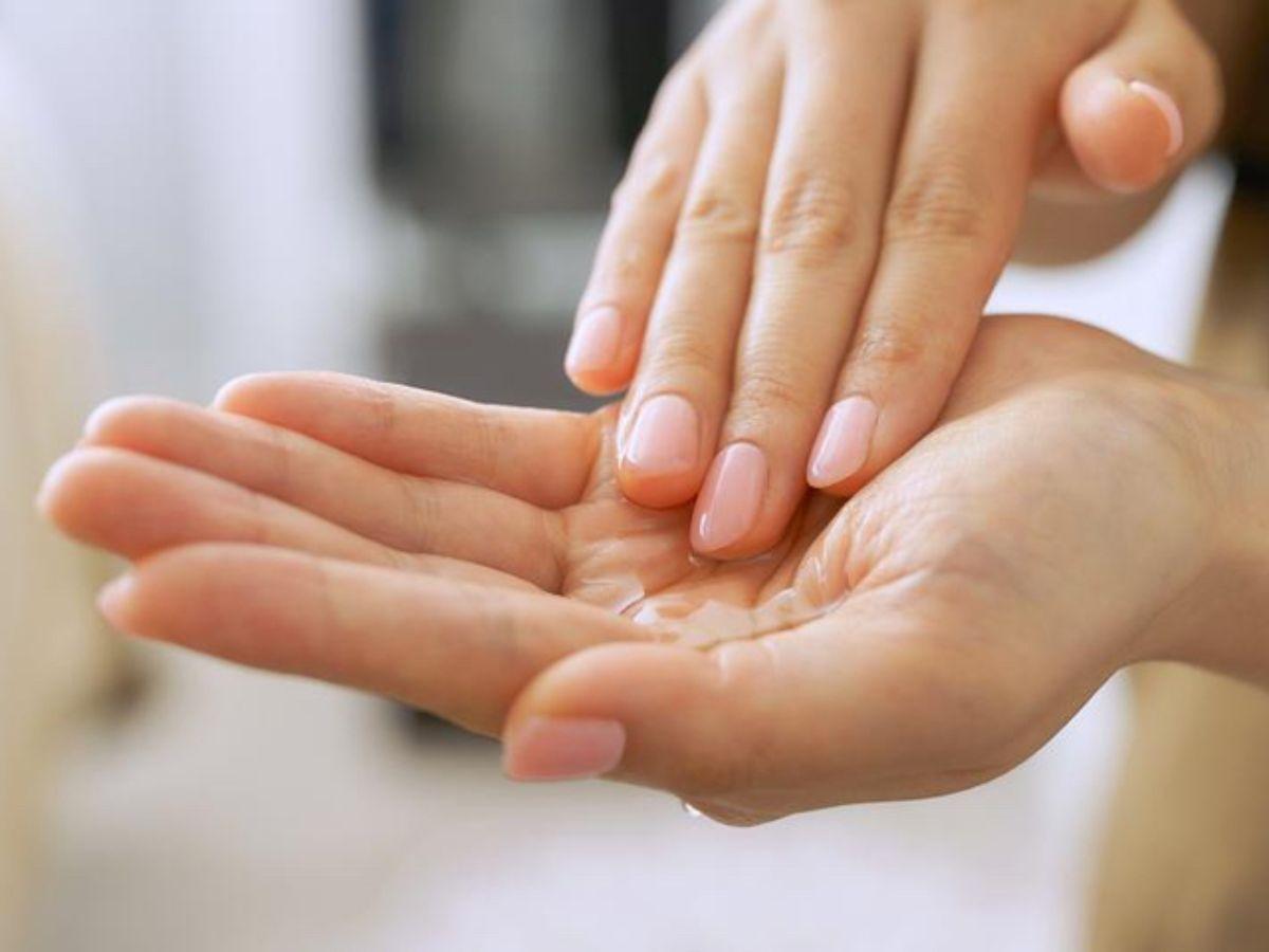 Lấy đủ lượng dầu sử dụng cho cả mặt