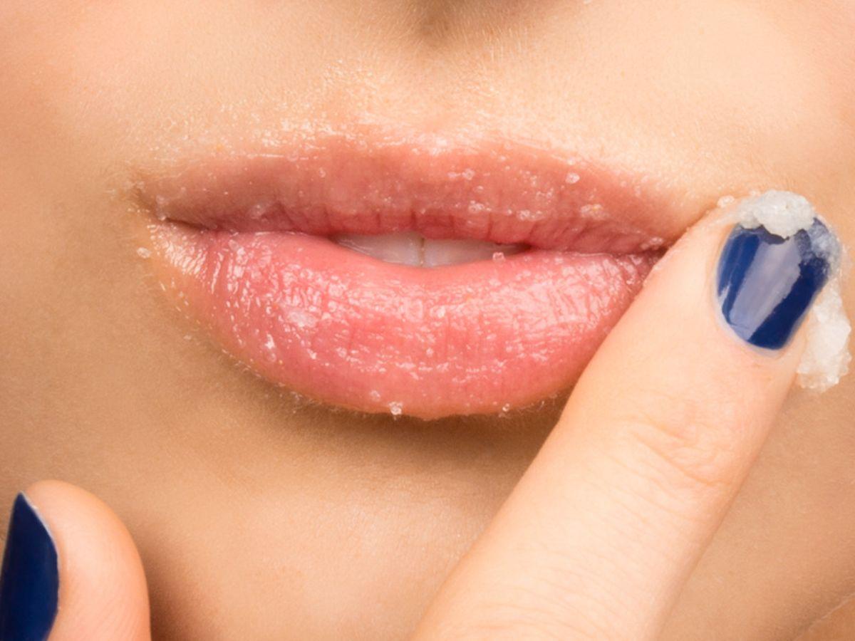 Tẩy tế bào chết cho môi đúng cách sẽ kích thích tuần hoàn máu, giúp môi hồng hào hơn