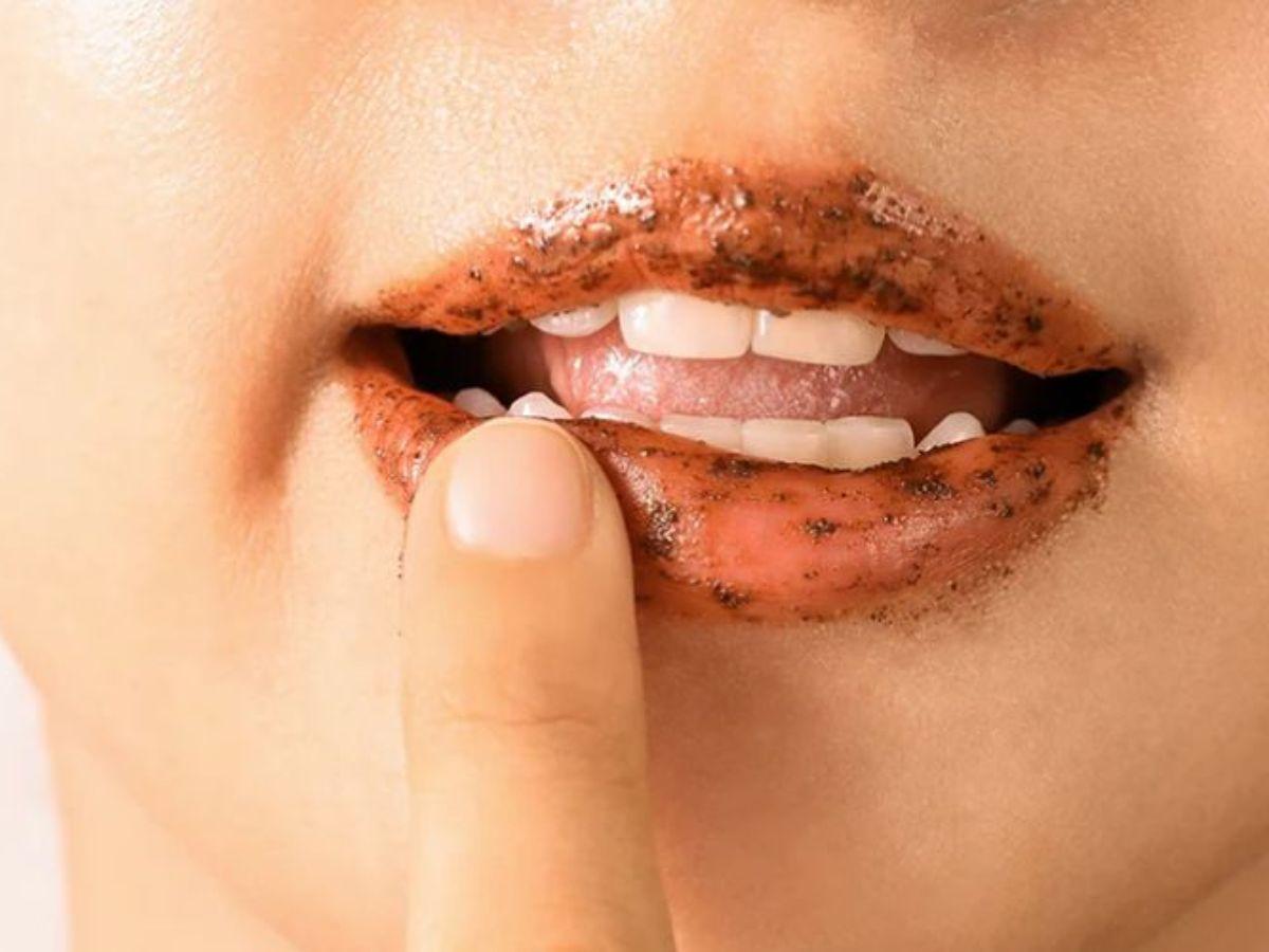 Tẩy da chết môi bằng bã cà phê và dầu oliu