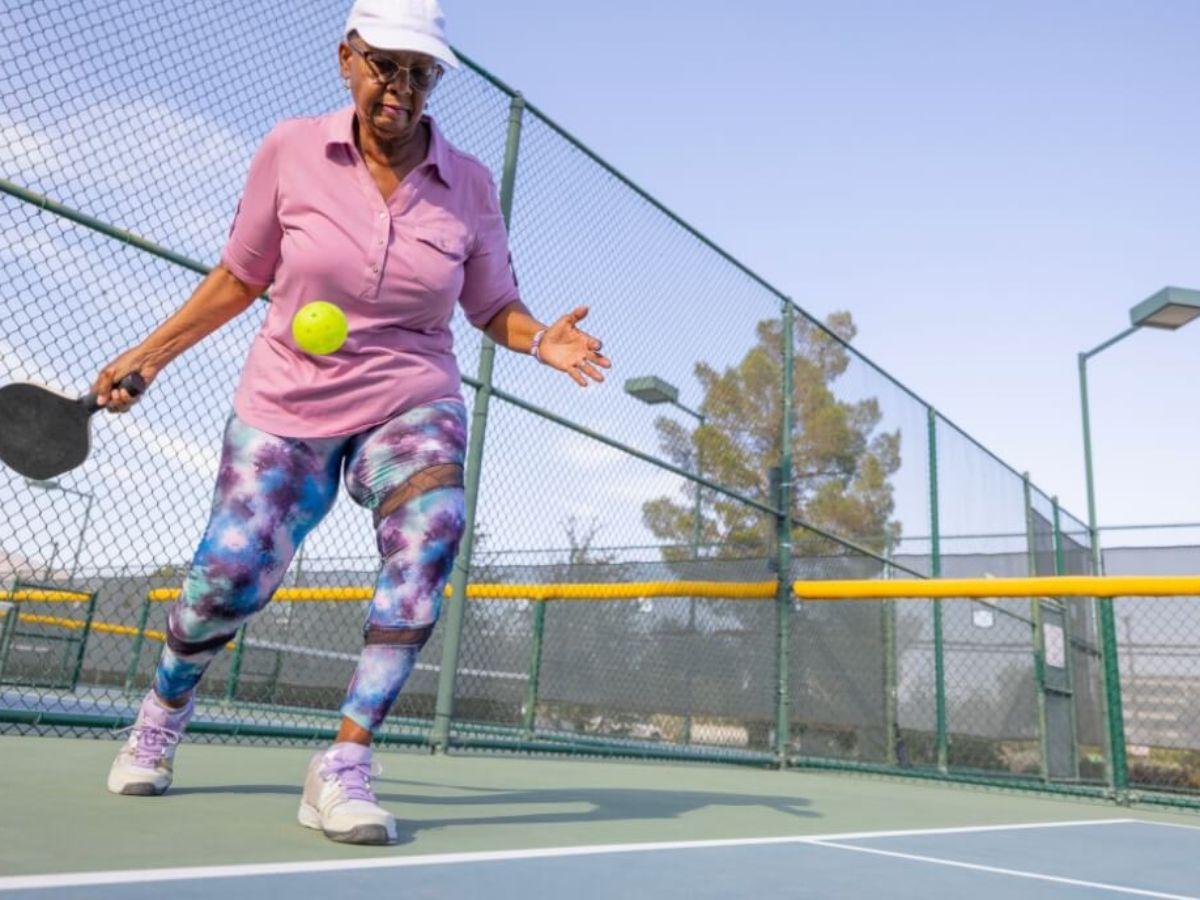 Trong pickleball, có hai cách chính để bạn đưa bóng vào cuộc