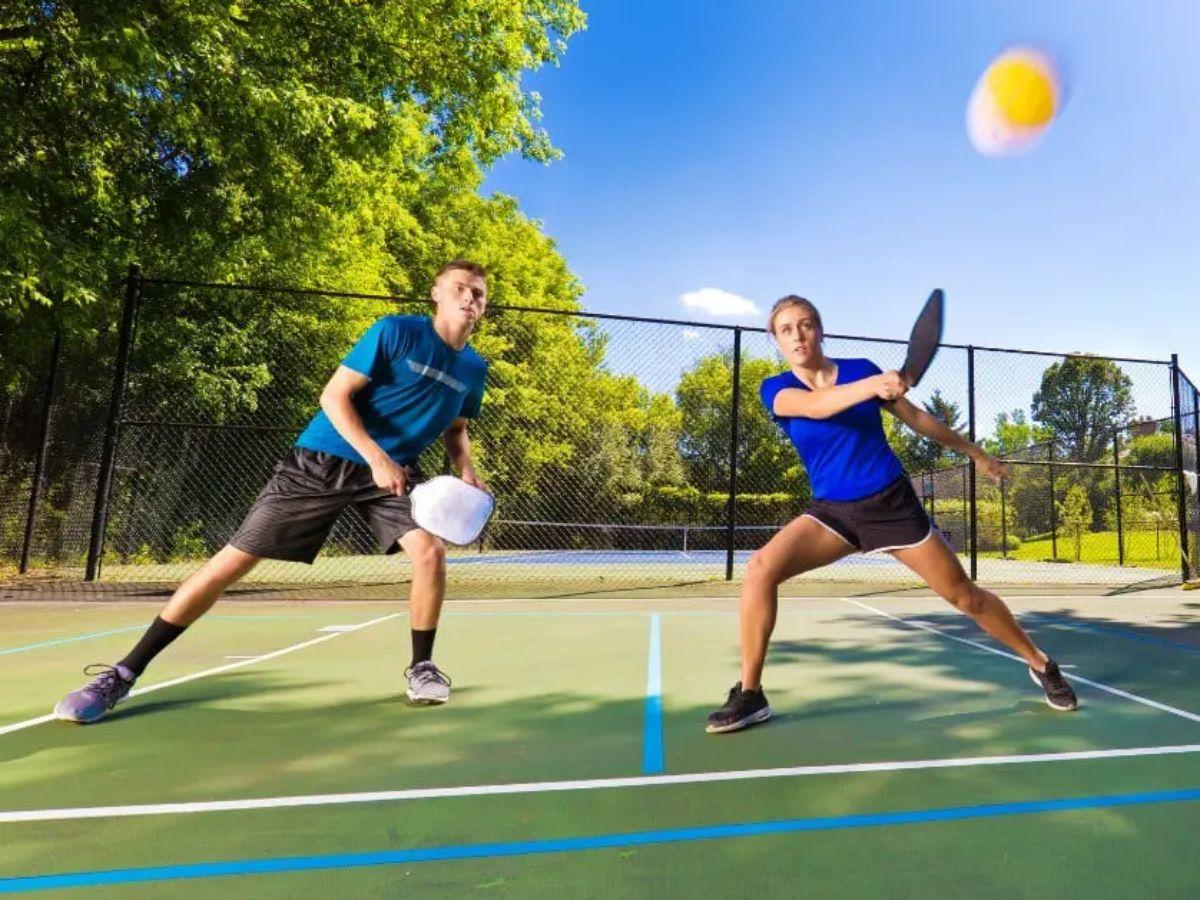 Khi thực hiện giao bóng xoáy lên, bóng sẽ bay nhanh với quỹ đạo vòng cung rõ rệt