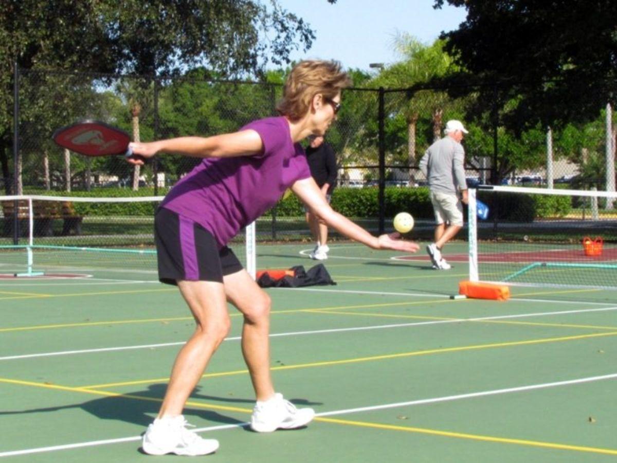 Kỹ thuật thực hiện Giao bóng xoáy lên