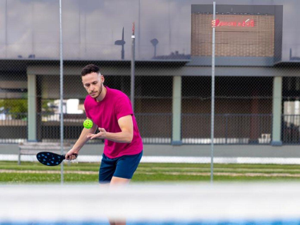 Kỹ thuật thực hiện Giao bóng xoáy xuống