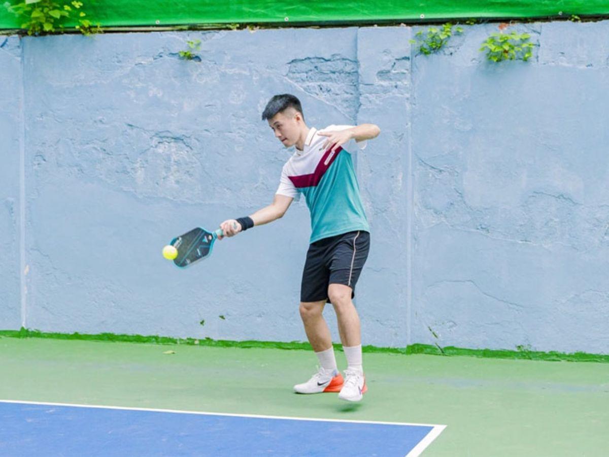 Kỹ thuật thực hiện Giao bóng xoáy ngang