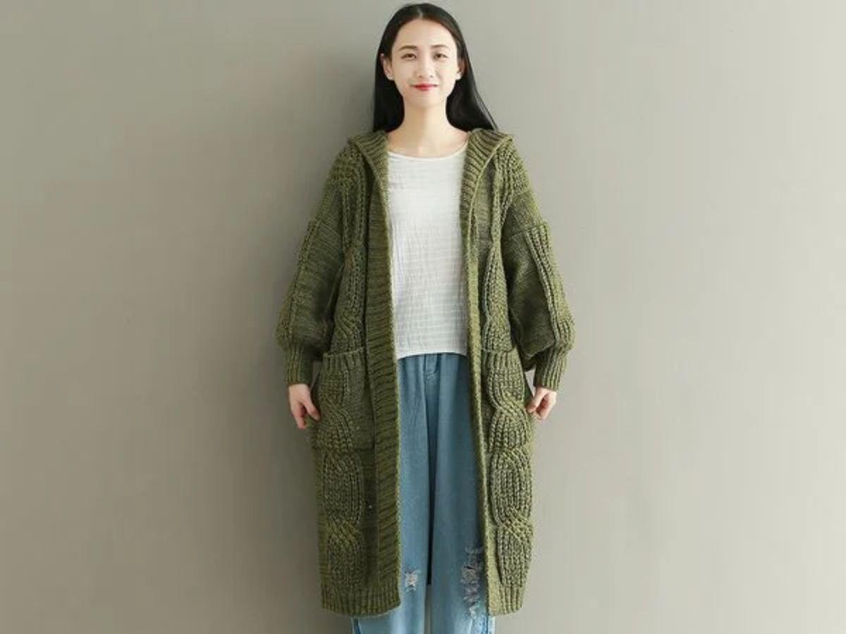 Bạn nên ưu tiên áo khoác len có màu sắc trung tính để dễ phối đồ