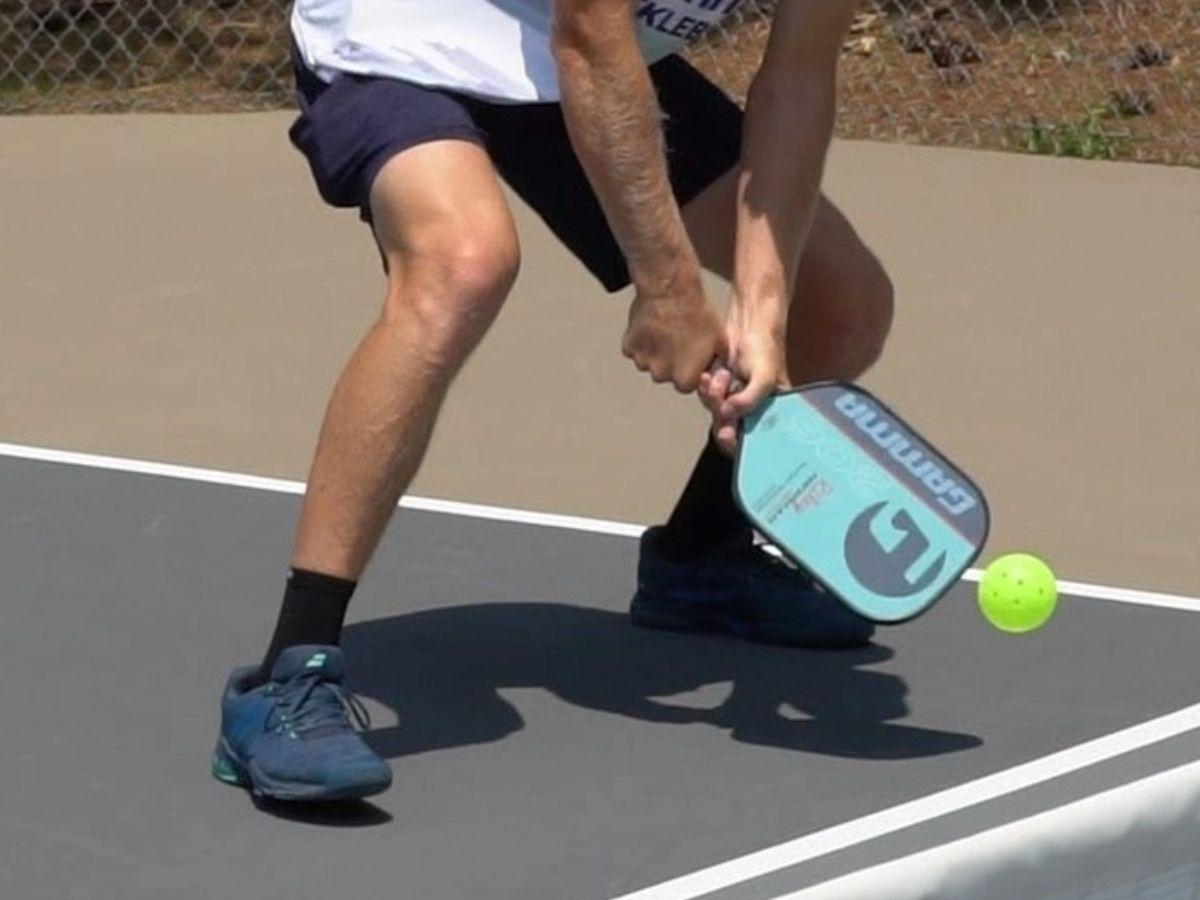 Cách đặt tay trên cán vợt cho cú Backhand 2 tay