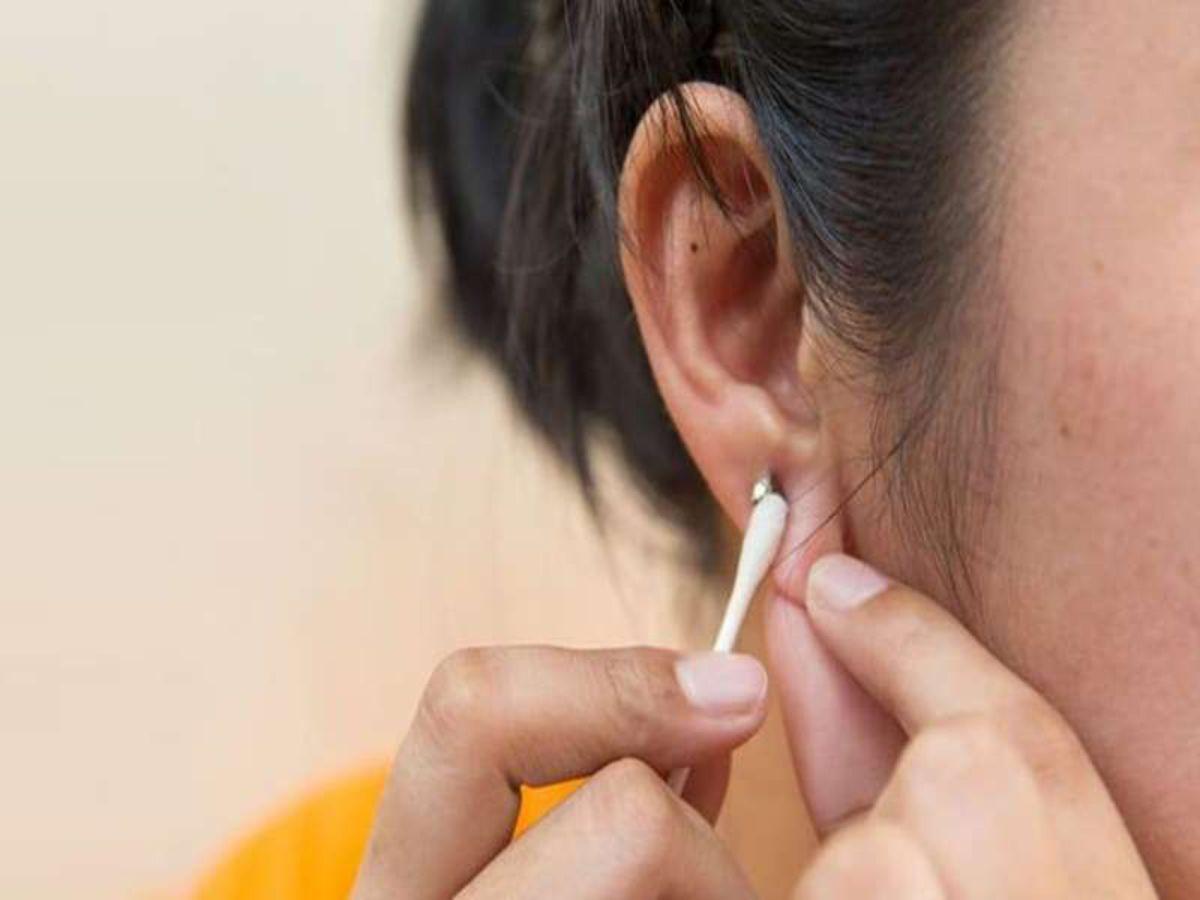 Để giữ cho lỗ xỏ và khuyên tai luôn sạch sẽ, việc vệ sinh định kỳ là rất quan trọng