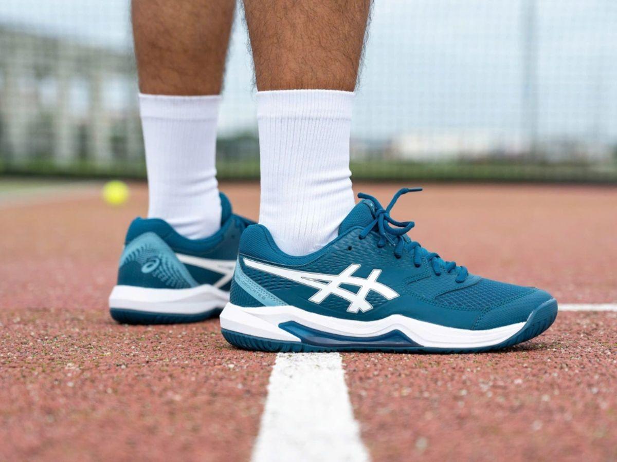 Khi chọn giày, hãy thử vào cuối ngày hoặc sau khi vận động nhẹ