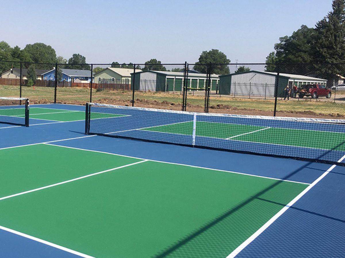 Sân Polyurethane (PU) nổi bật nhờ độ đàn hồi và khả năng hấp thụ lực tốt