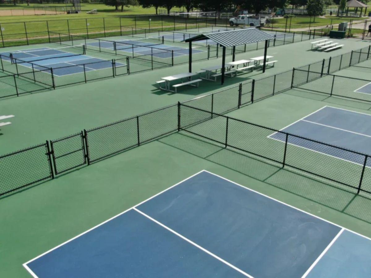 Kích thước tiêu chuẩn của sân Pickleball là 20 feet x 44 feet