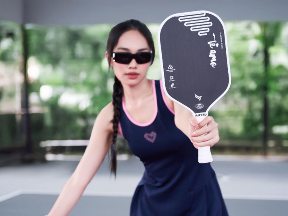 Trọng lượng là một trong những yếu tố đầu tiên và quan trọng nhất khi chọn vợt pickleball cho nữ