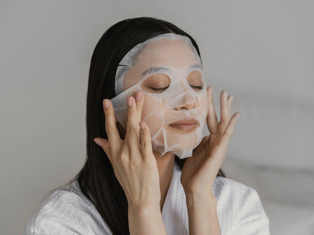 Thực hiện các bước chăm sóc và đắp mặt nạ trước khi trang điểm