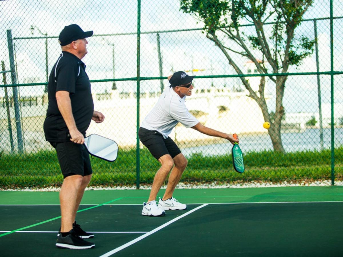 Cách luyện tập cùng bạn chơi hoặc huấn luyện viên để thành thạo cú Slice