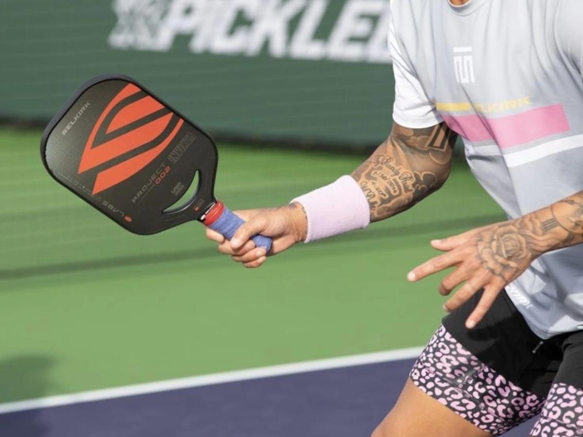 Cách chuẩn bị tư thế và cách cầm vợt đúng chuẩn để thực hiện kỹ thuật