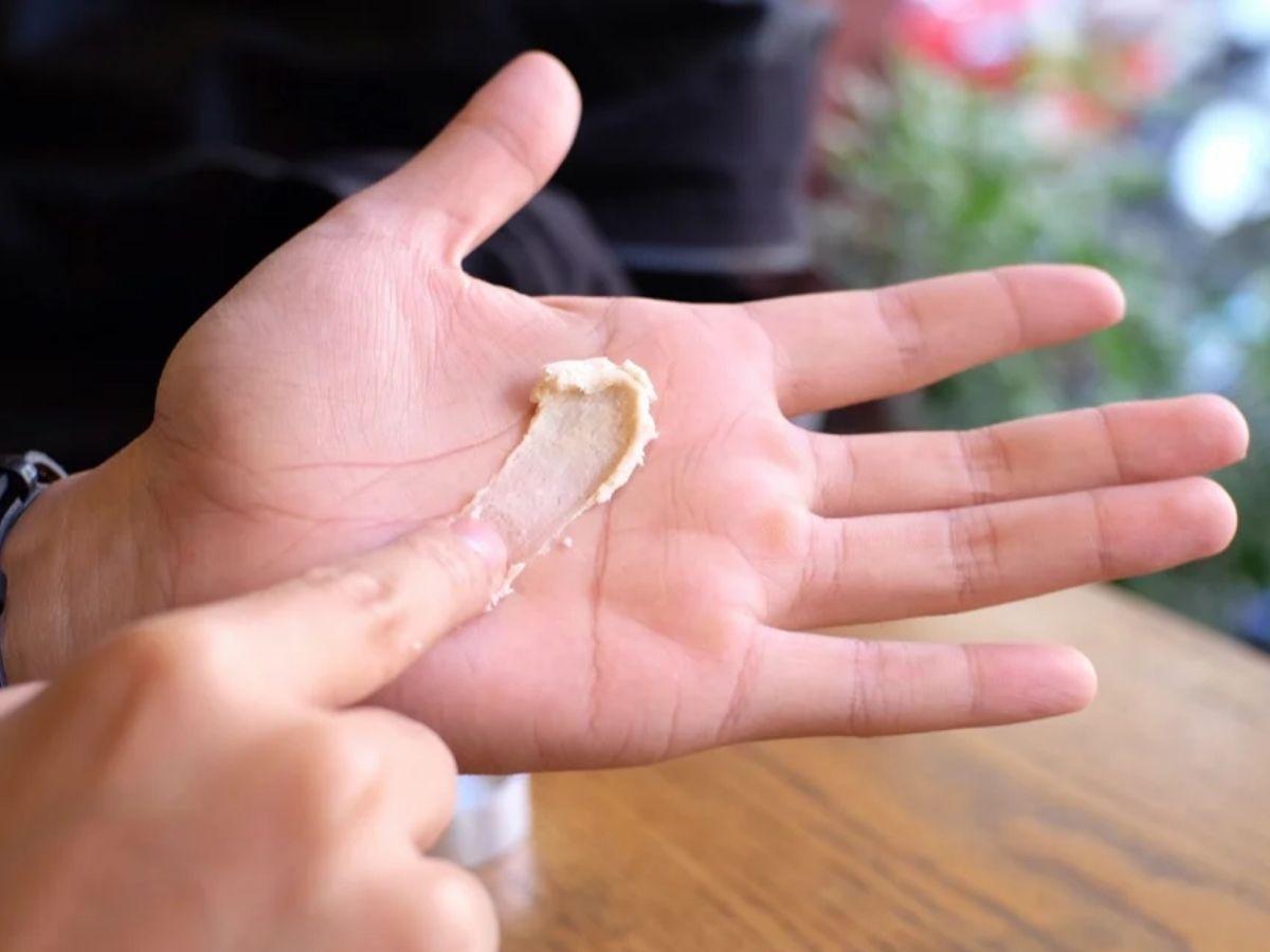 Bạn cần xoa tan sản phẩm kỹ trong lòng bàn tay trước khi apply lên tóc