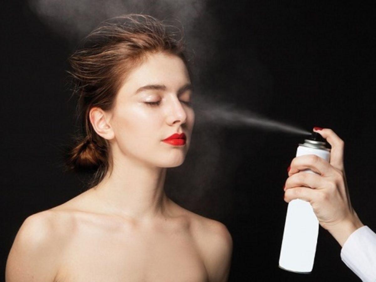 Xịt khóa makeup giúp cố định lớp trang điểm, tăng độ bền màu