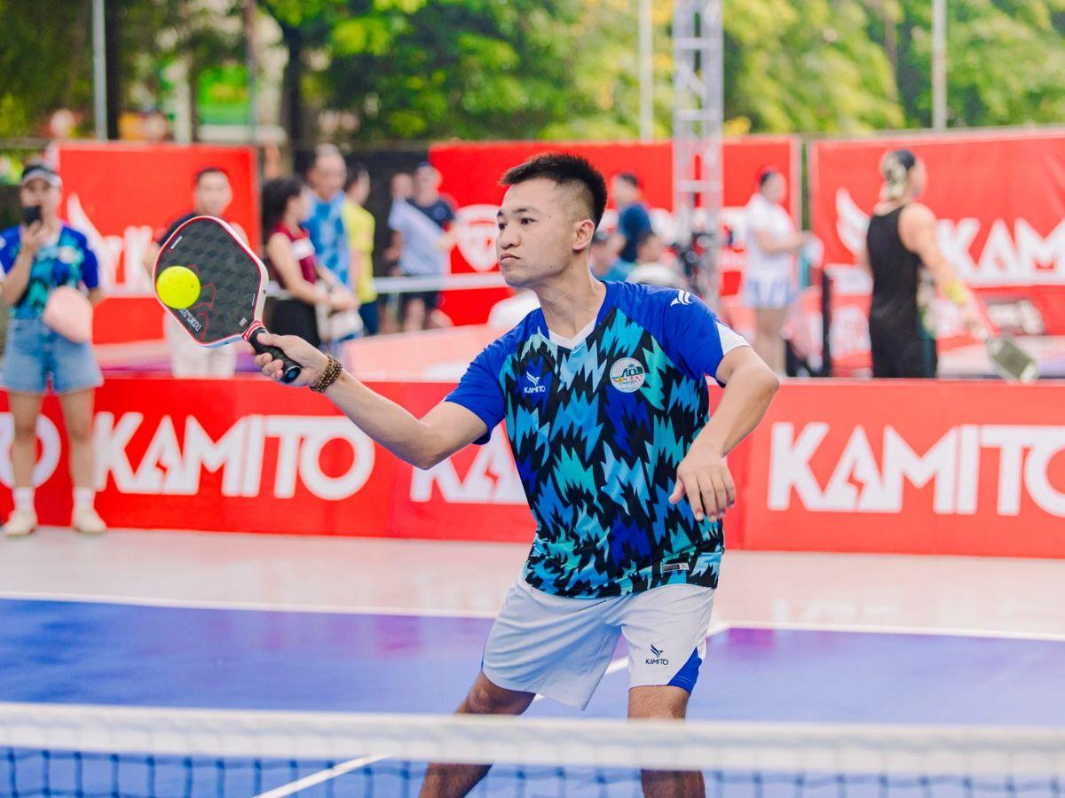 Tiếp xúc bóng ở trước cơ thể, ở độ cao ngang hông hoặc đùi