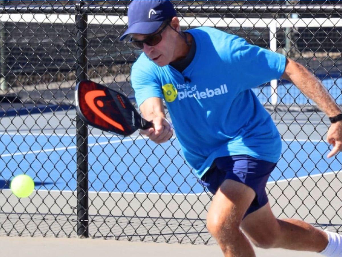 Vung vợt về phía trước để đánh bóng đi