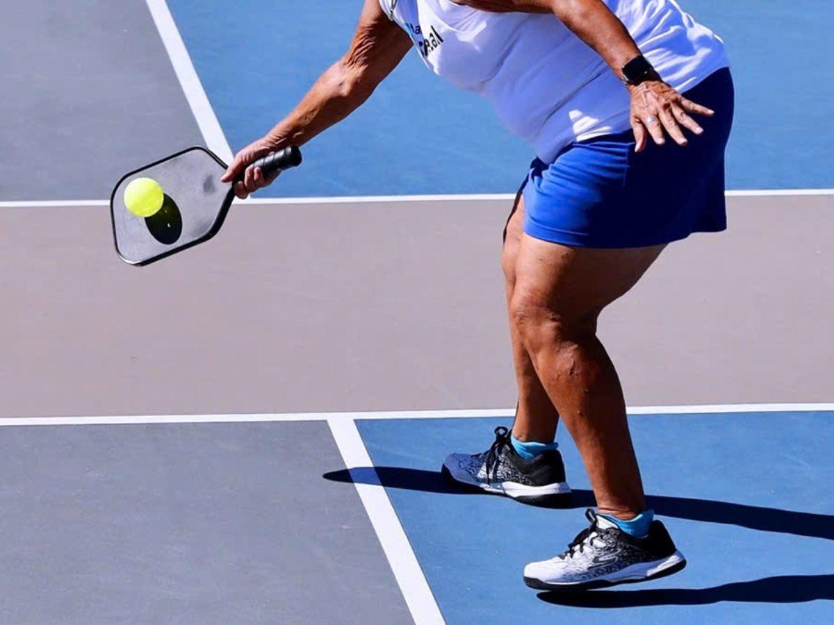 Kỹ thuật đánh forehand là đánh bằng tay thuận với mặt vợt thuận