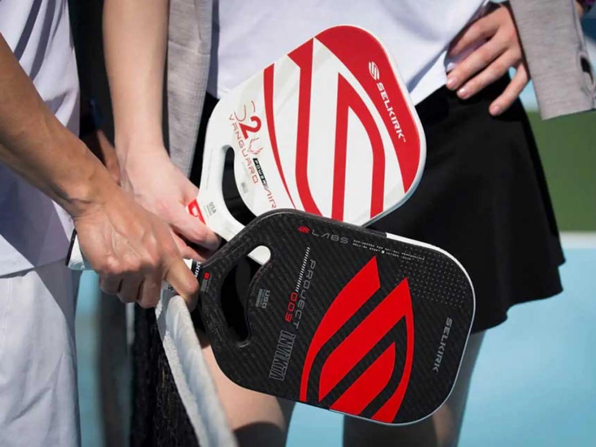 Cổ tay cầm vợt bị gồng cứng gây khó khăn trong những cú đánh