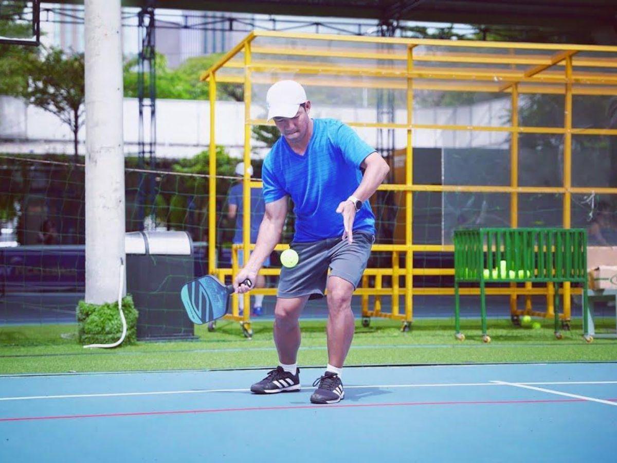 Vung vợt ra sau để chuẩn bị đánh bóng