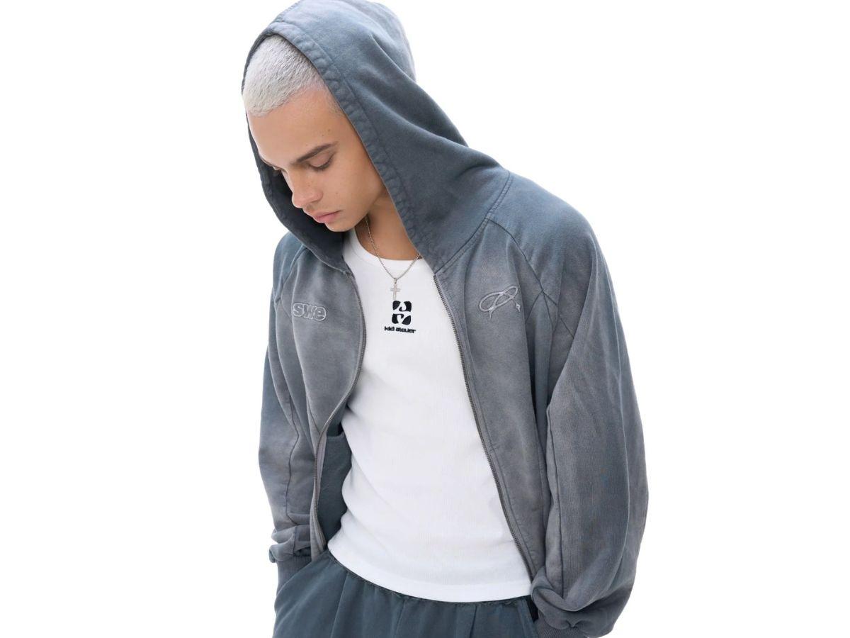 SWE là local brand rất được giới trẻ yêu thích nhờ các thiết kế trẻ trung, dễ bắt trend