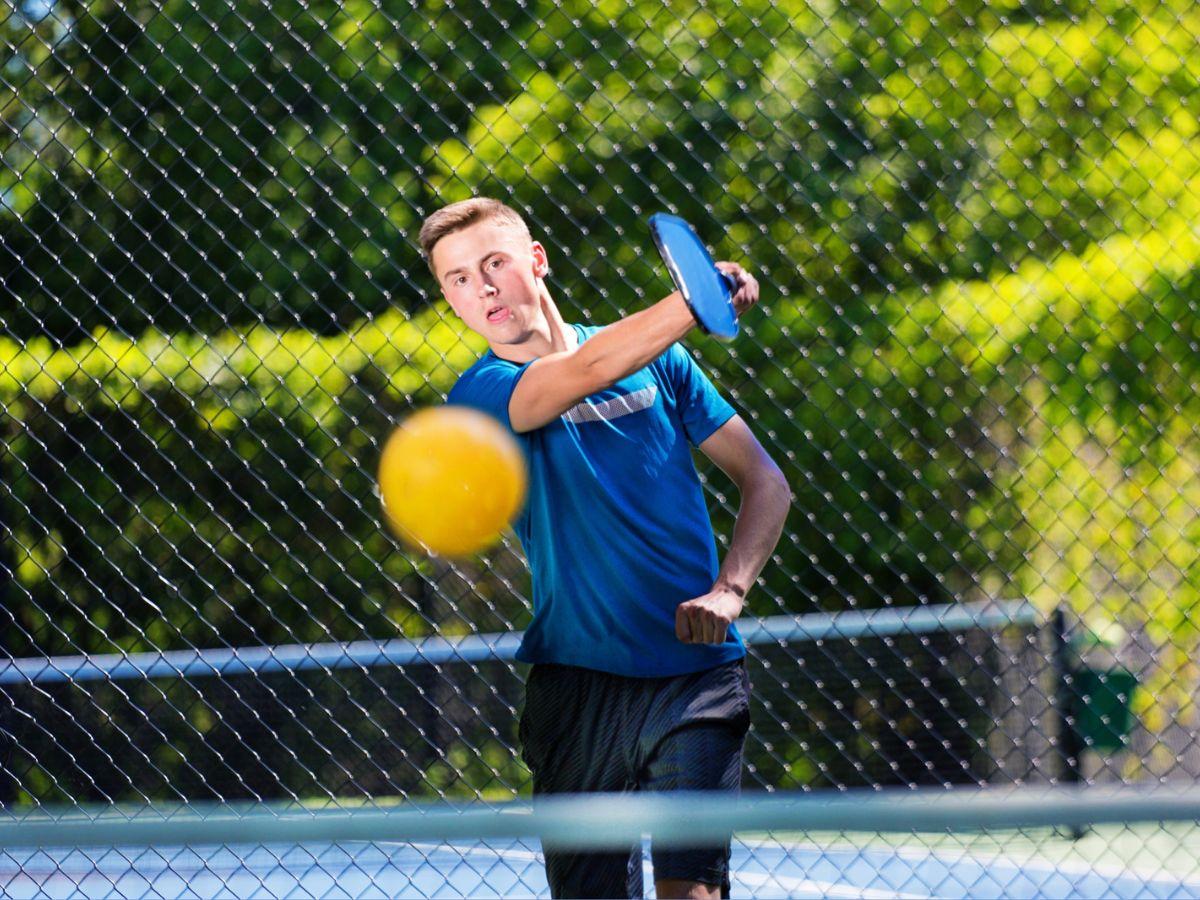 Hiểu luật để giao bóng đúng chuẩn