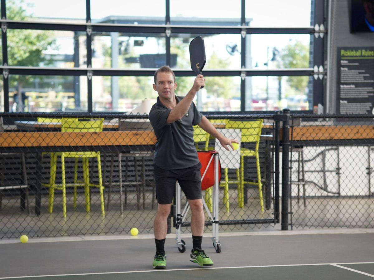 Đứng cuối sân và không chạm vạch khi giao bóng